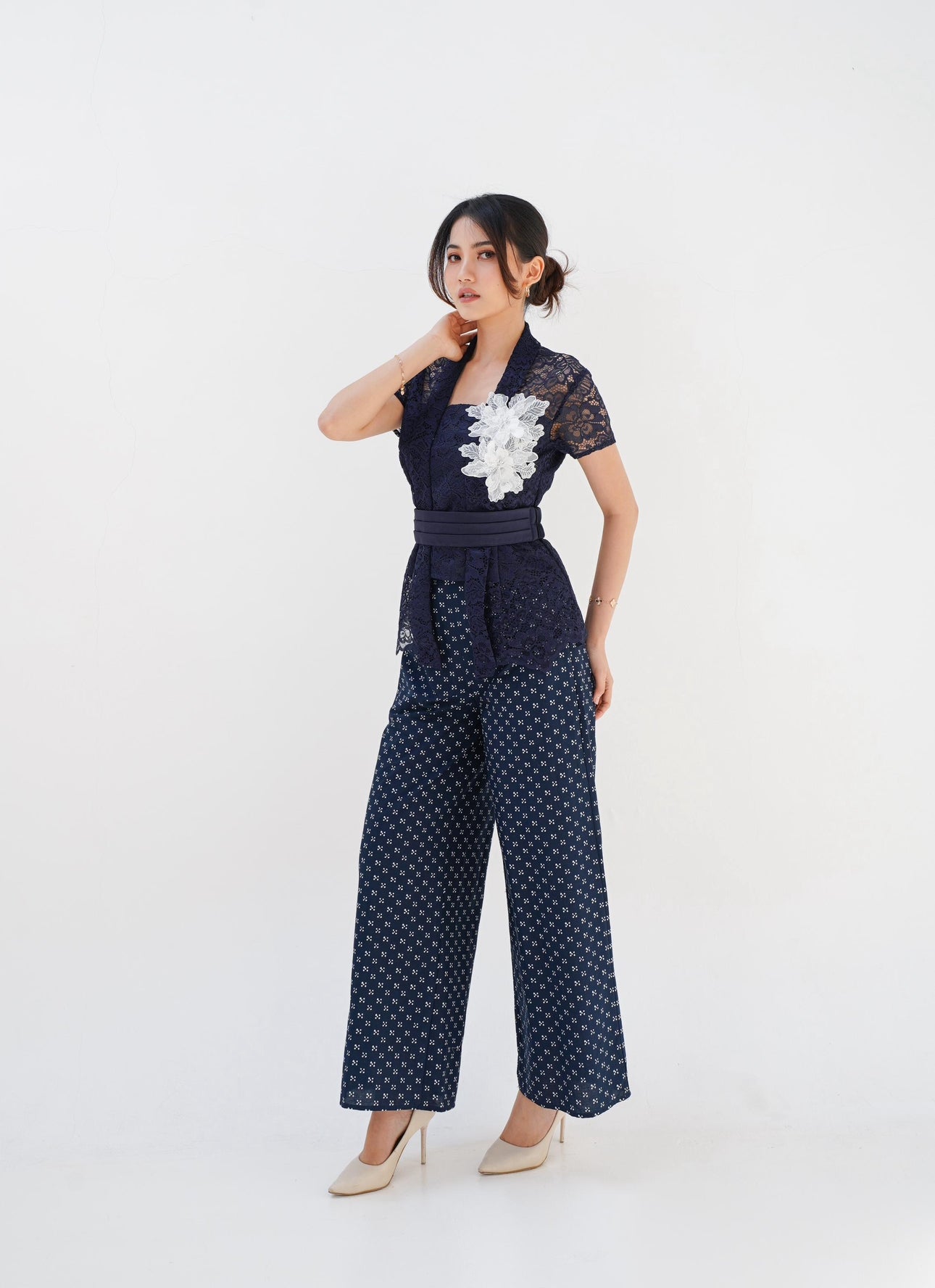Set Kebaya pants Navy with White Flower