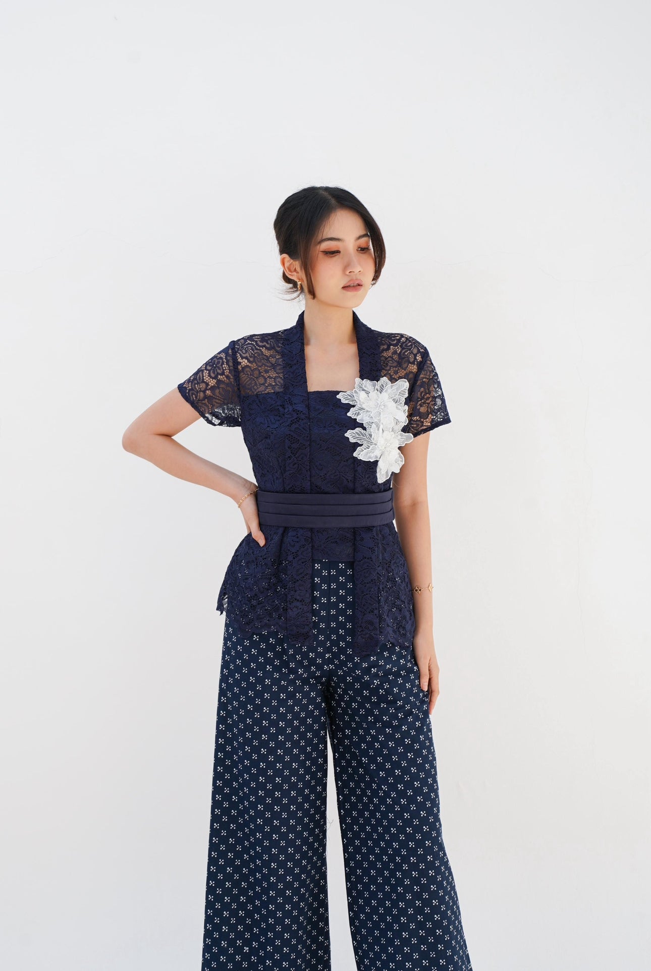 Set Kebaya pants Navy with White Flower